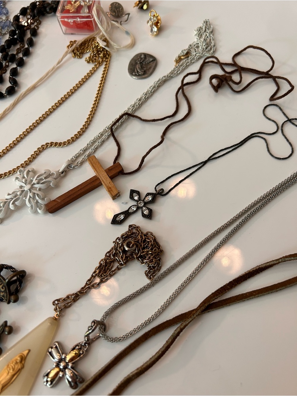 Large lot of religious jewelry rosaries medals cross necklaces - Picture 4 of 8
